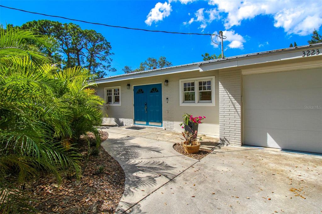 3223 ROWENA ST — photo 4