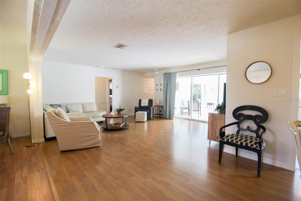 3223 ROWENA ST — photo 8