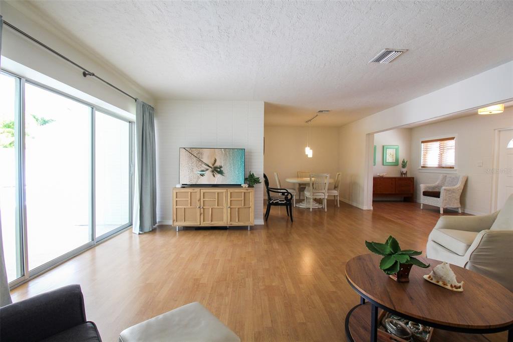 3223 ROWENA ST — photo 11