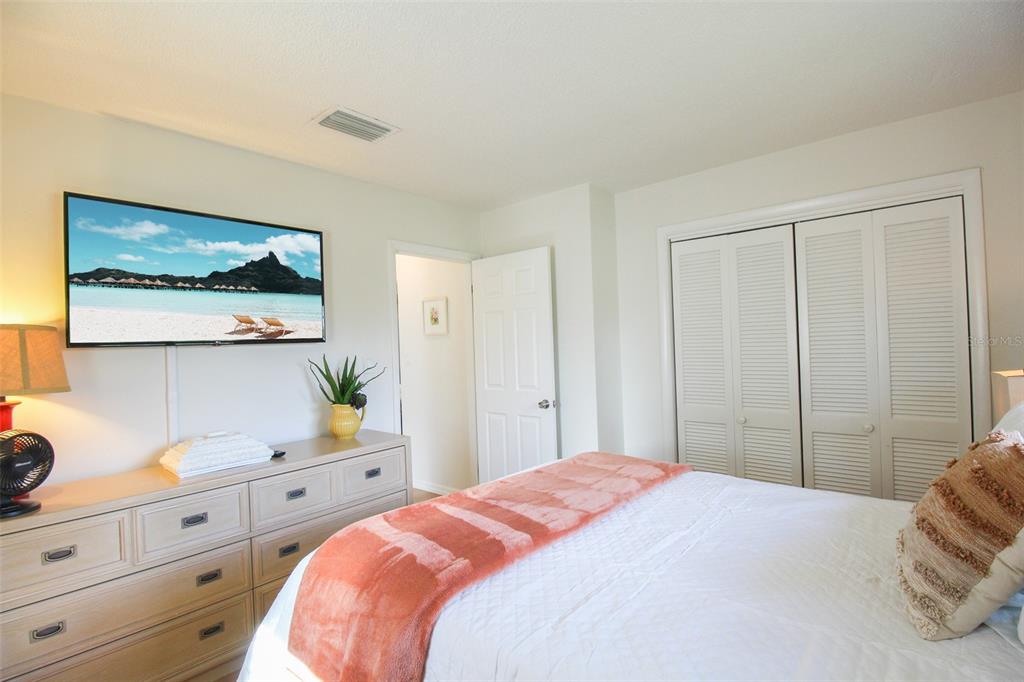 3223 ROWENA ST — photo 30