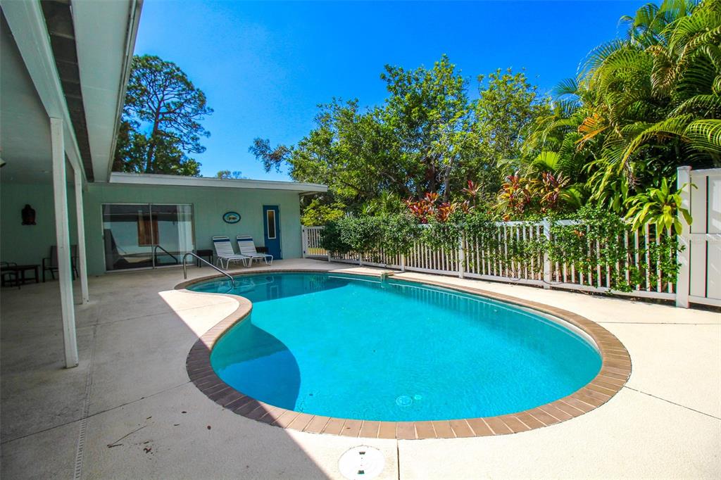 3223 ROWENA ST — photo 44