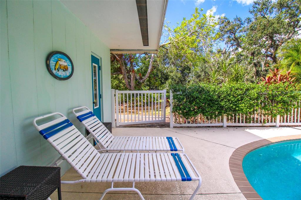 3223 ROWENA ST — photo 46