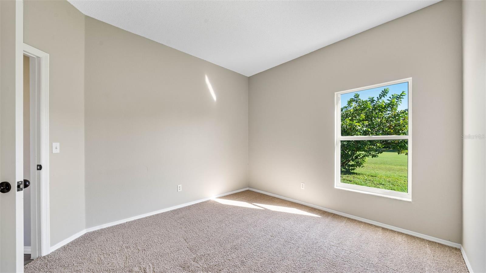 745 JAYBEE AVE — photo 12