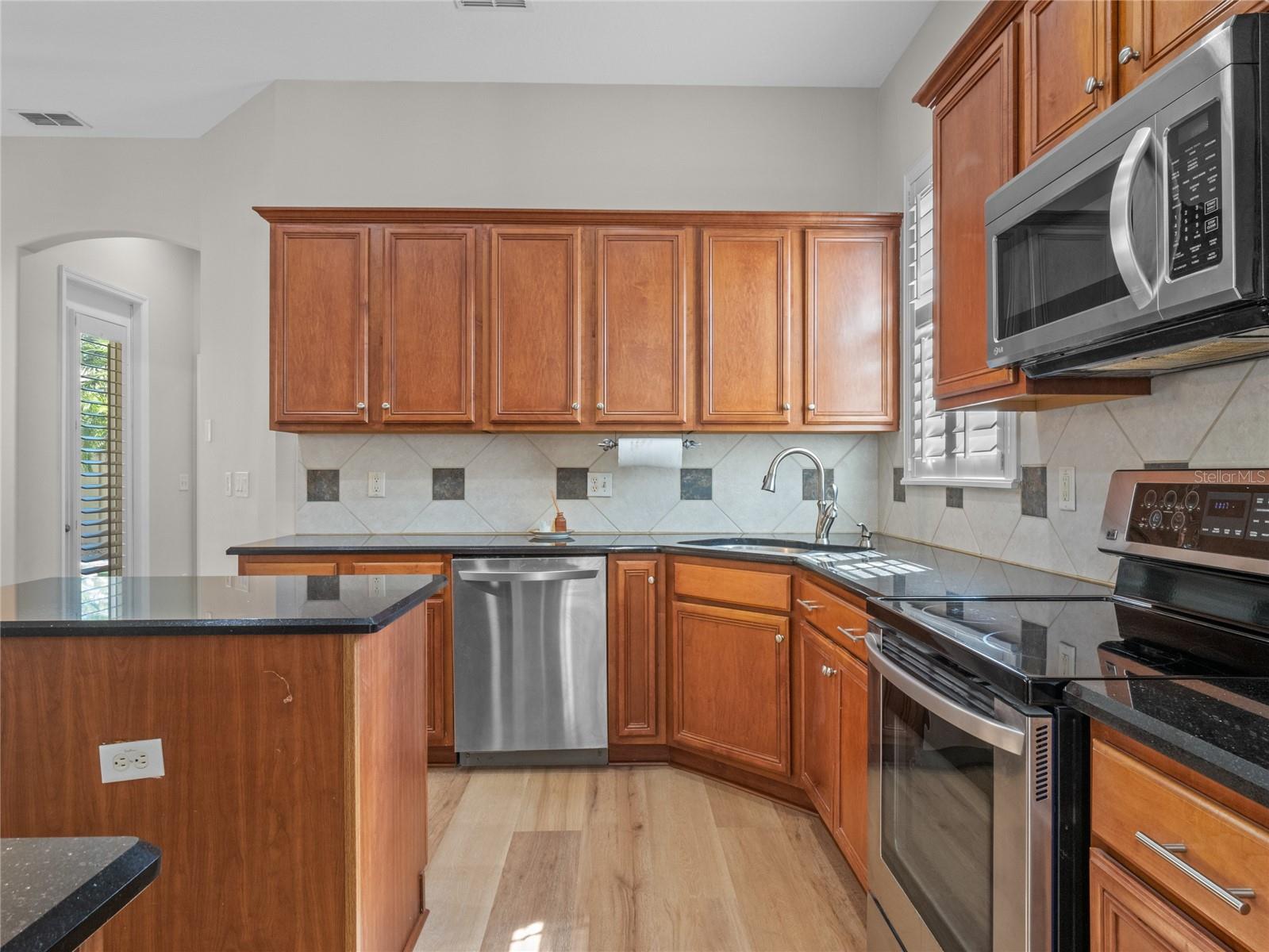 10531 HOLLY CREST DR — photo 18