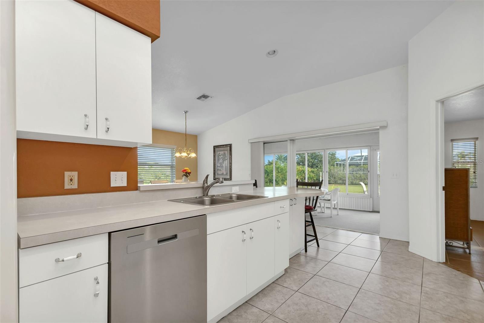 176 JENNIFER DR — photo 14