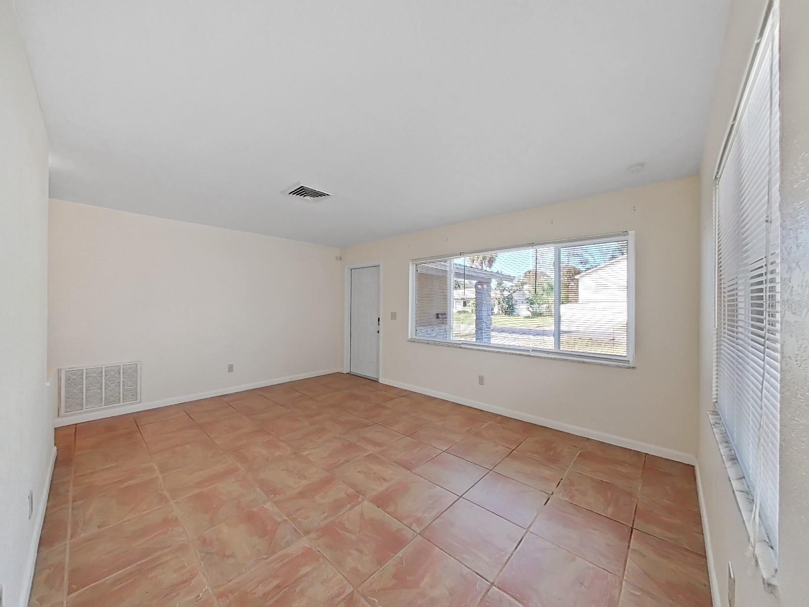 1750 MONTANA AVE NE — photo 8