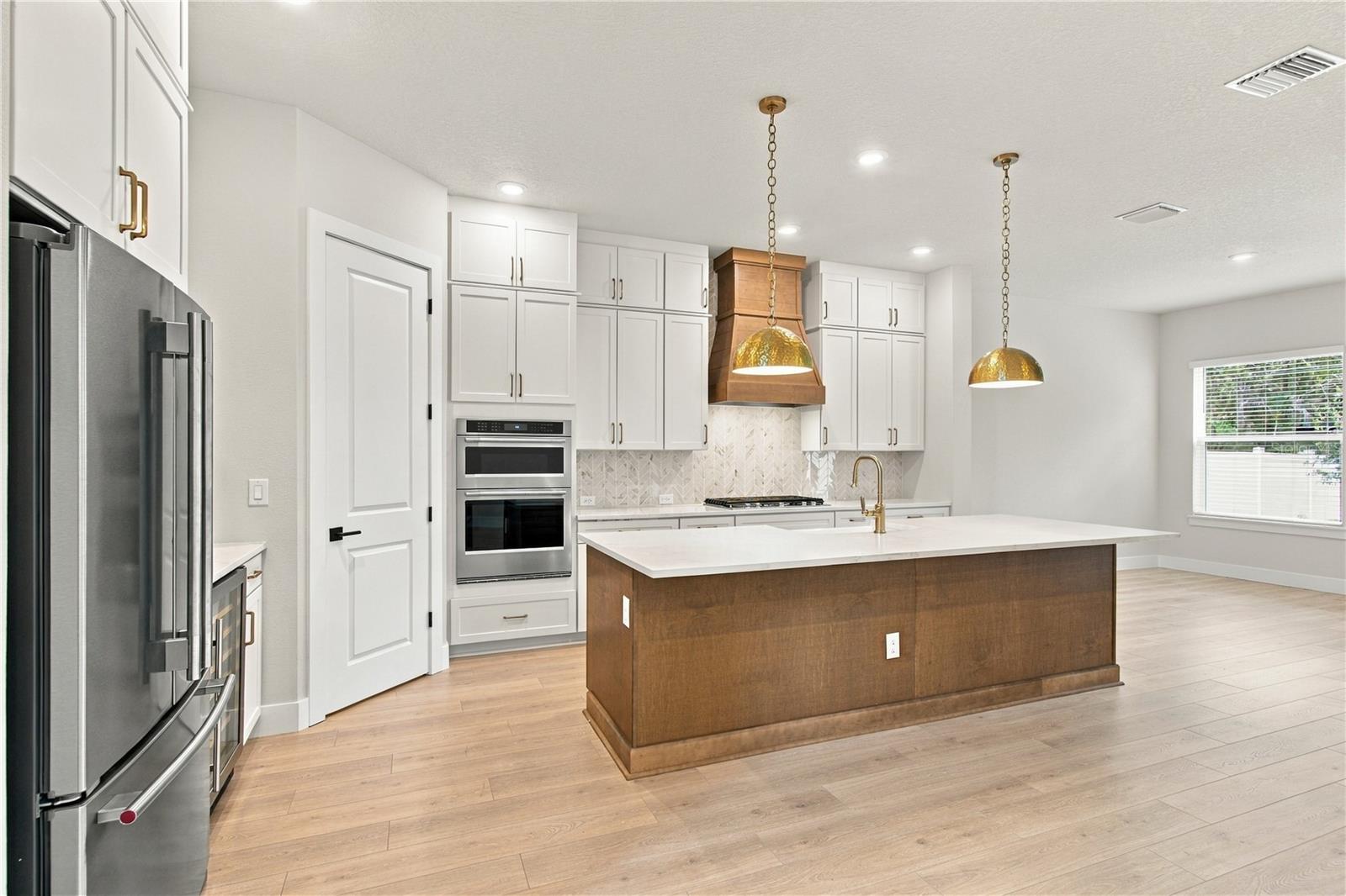 814 W ORIENT ST — photo 4