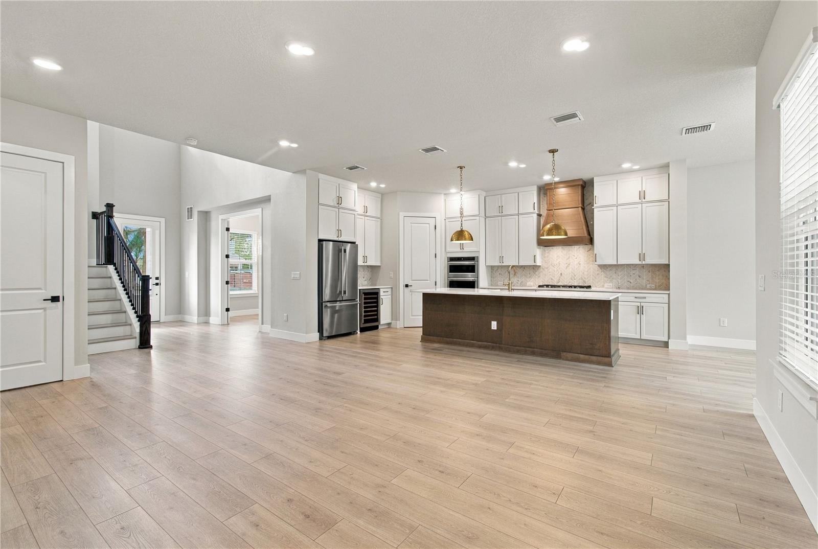 814 W ORIENT ST — photo 9