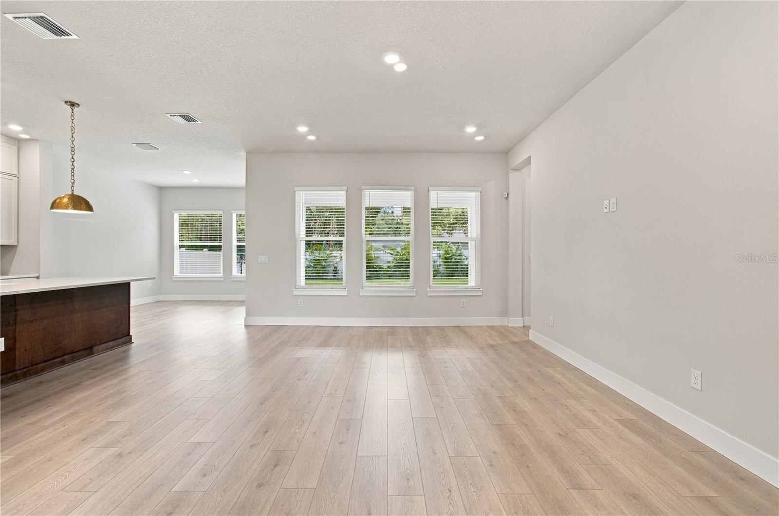 814 W ORIENT ST — photo 11