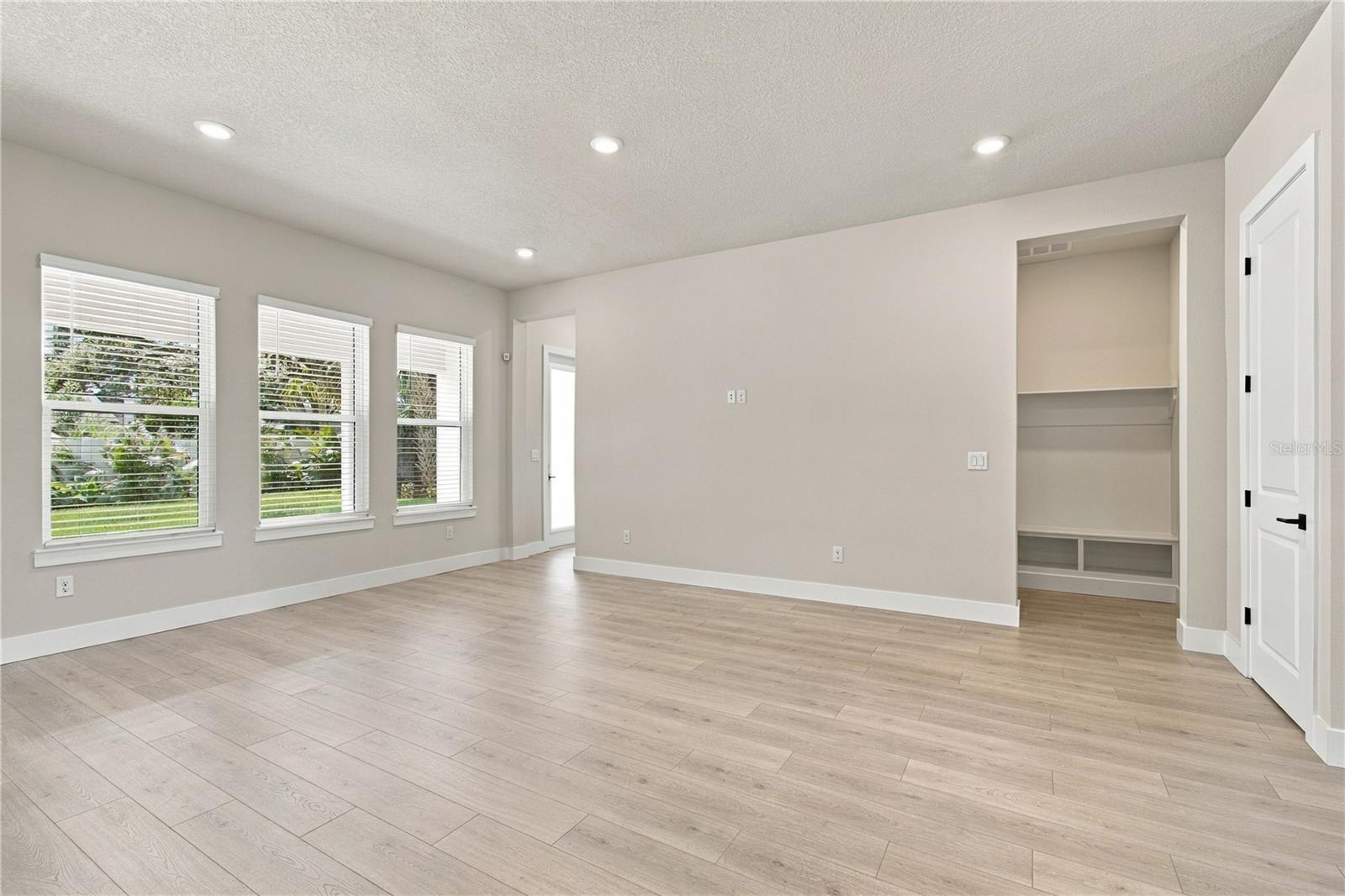 814 W ORIENT ST — photo 12