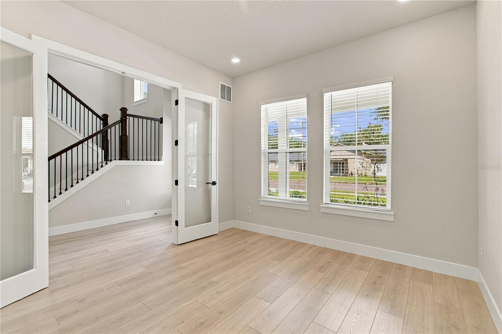814 W ORIENT ST — photo 15