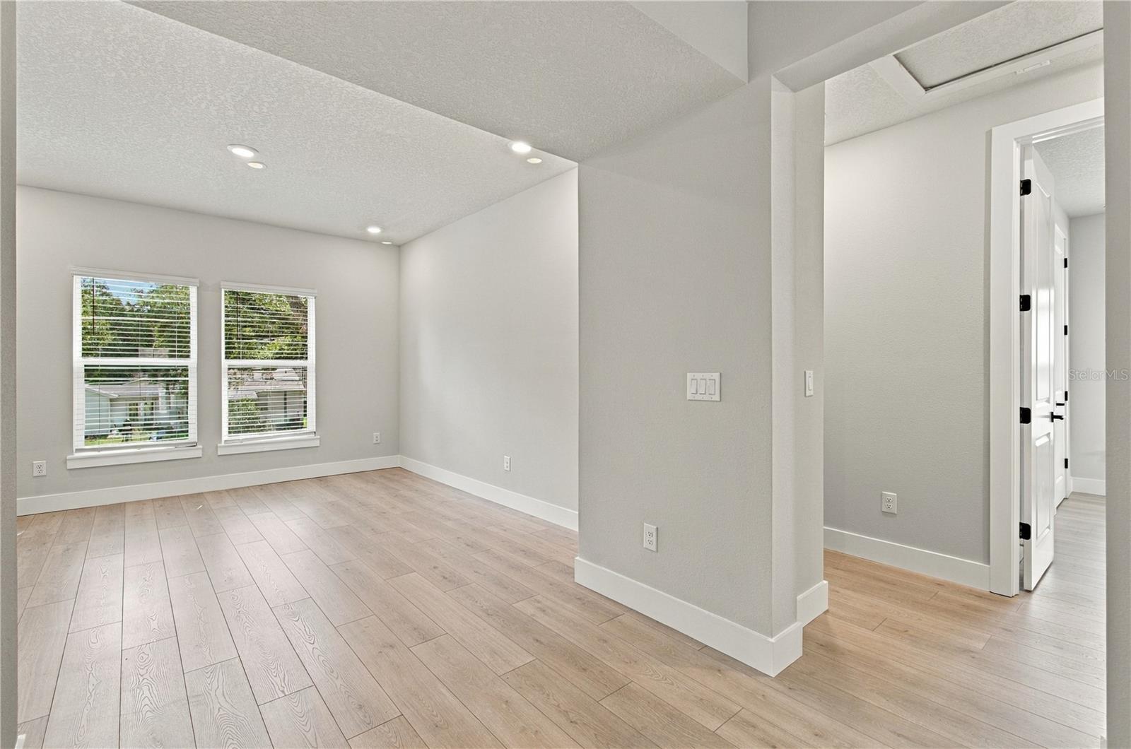 814 W ORIENT ST — photo 16