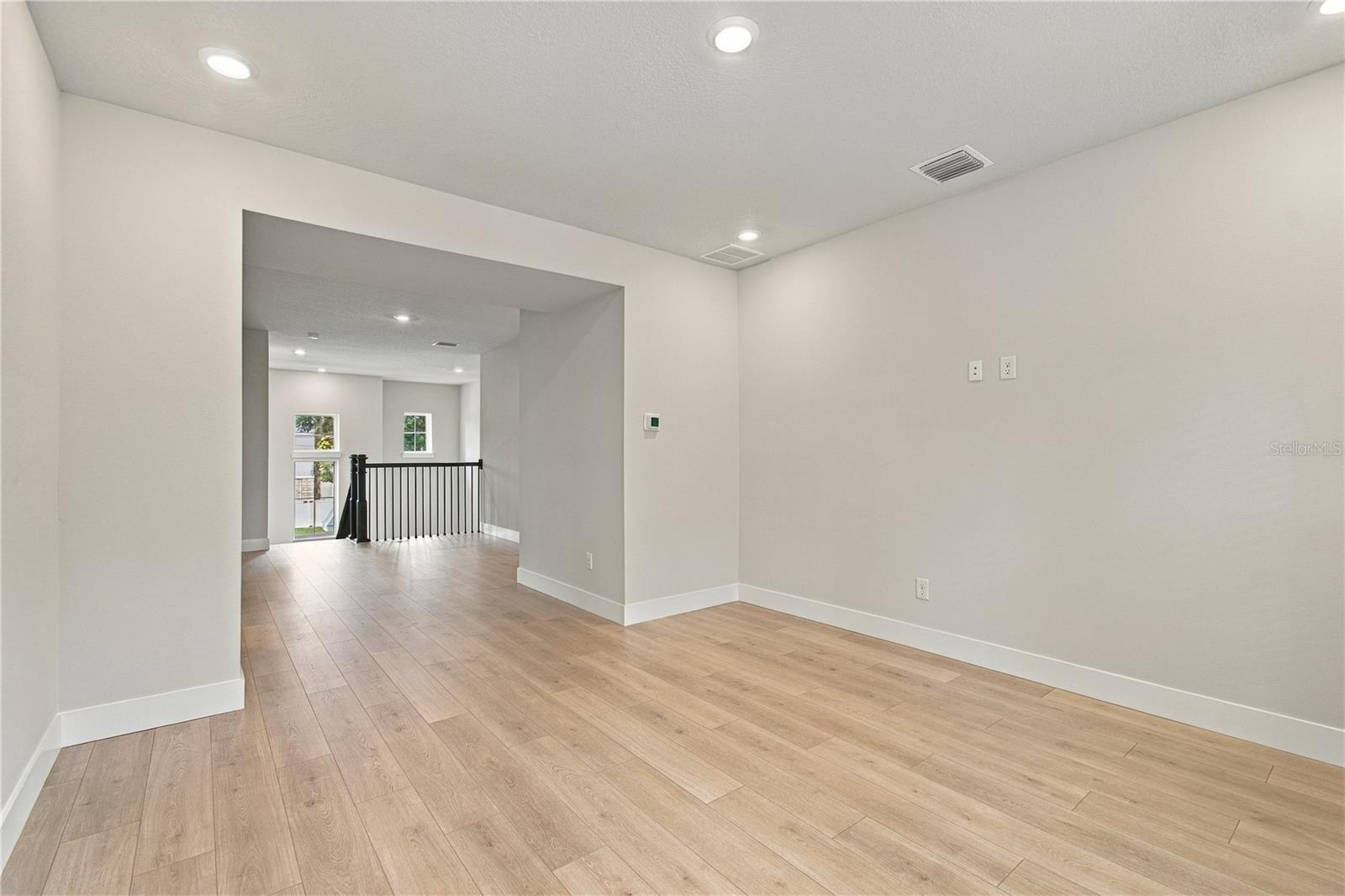 814 W ORIENT ST — photo 17