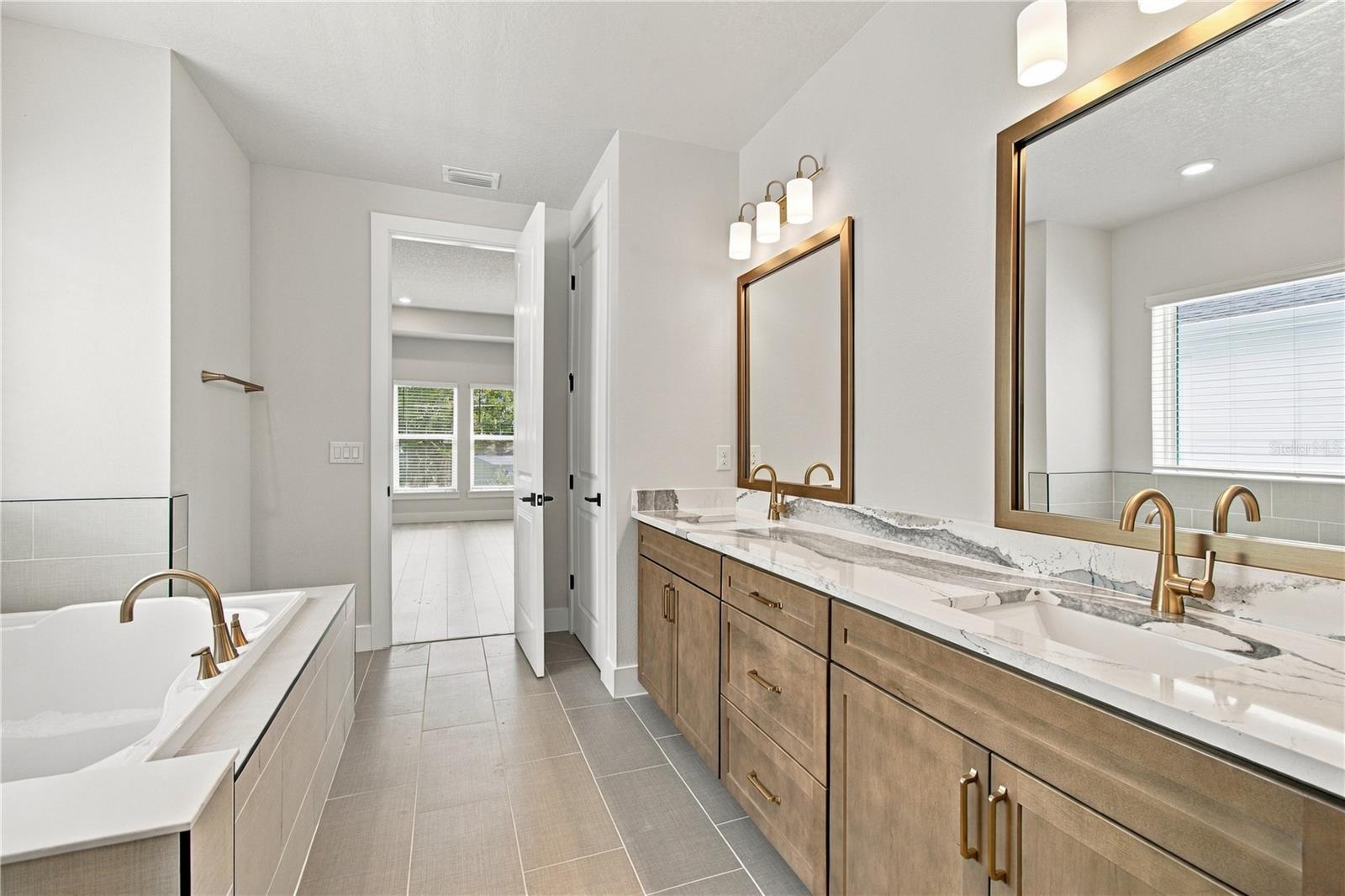 814 W ORIENT ST — photo 22