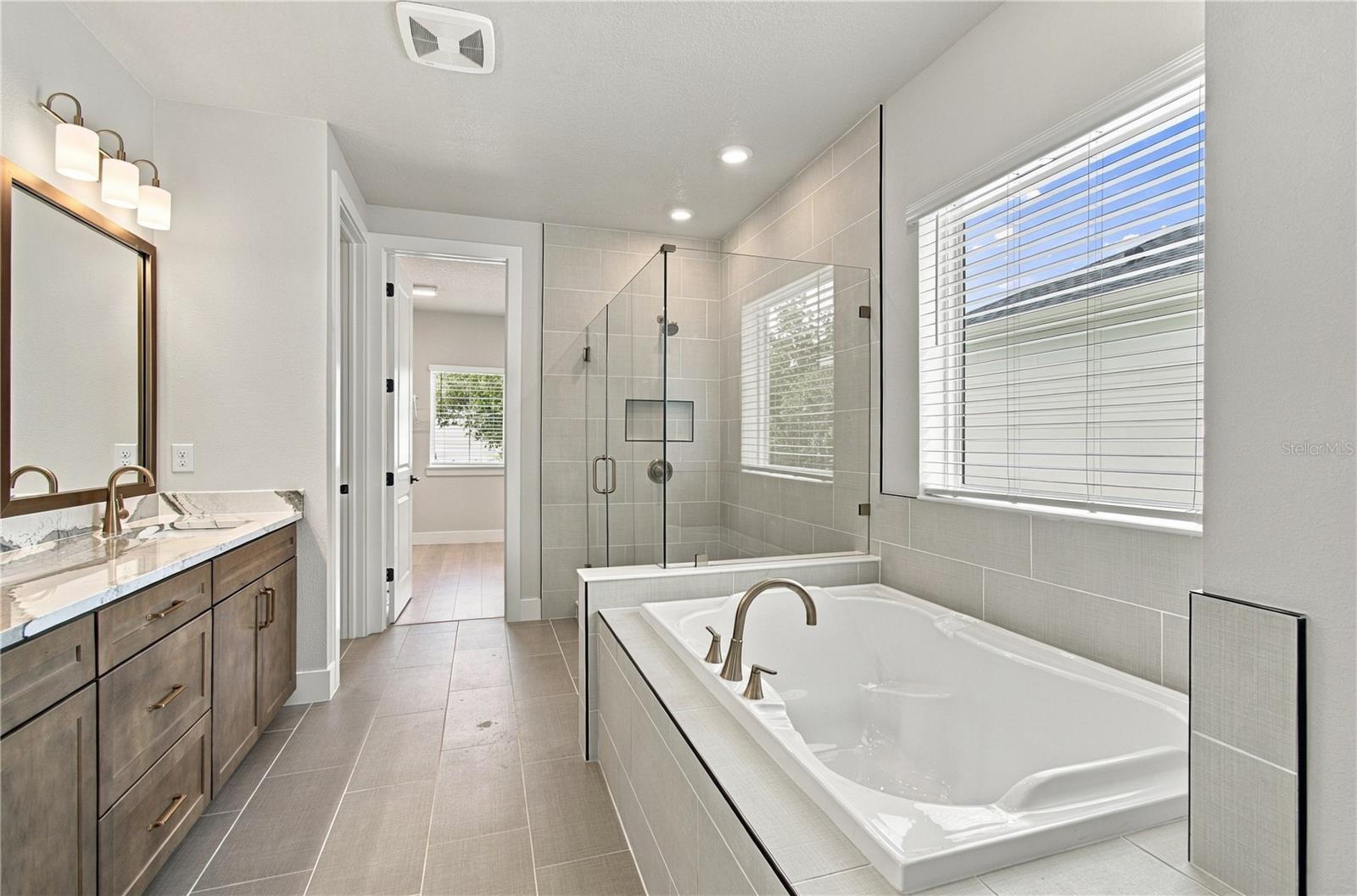 814 W ORIENT ST — photo 23