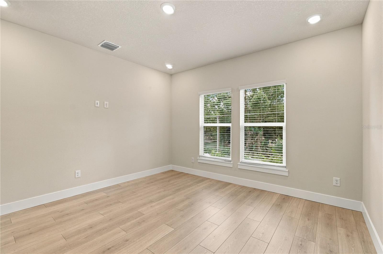 814 W ORIENT ST — photo 26