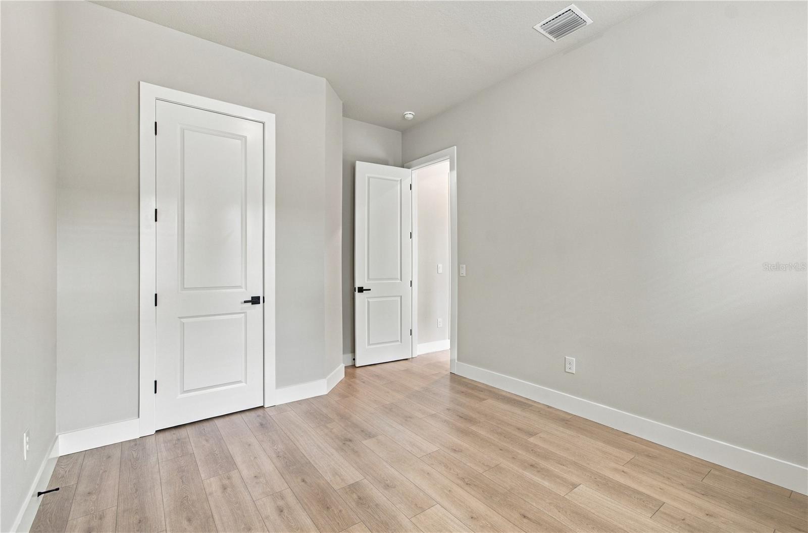 814 W ORIENT ST — photo 27