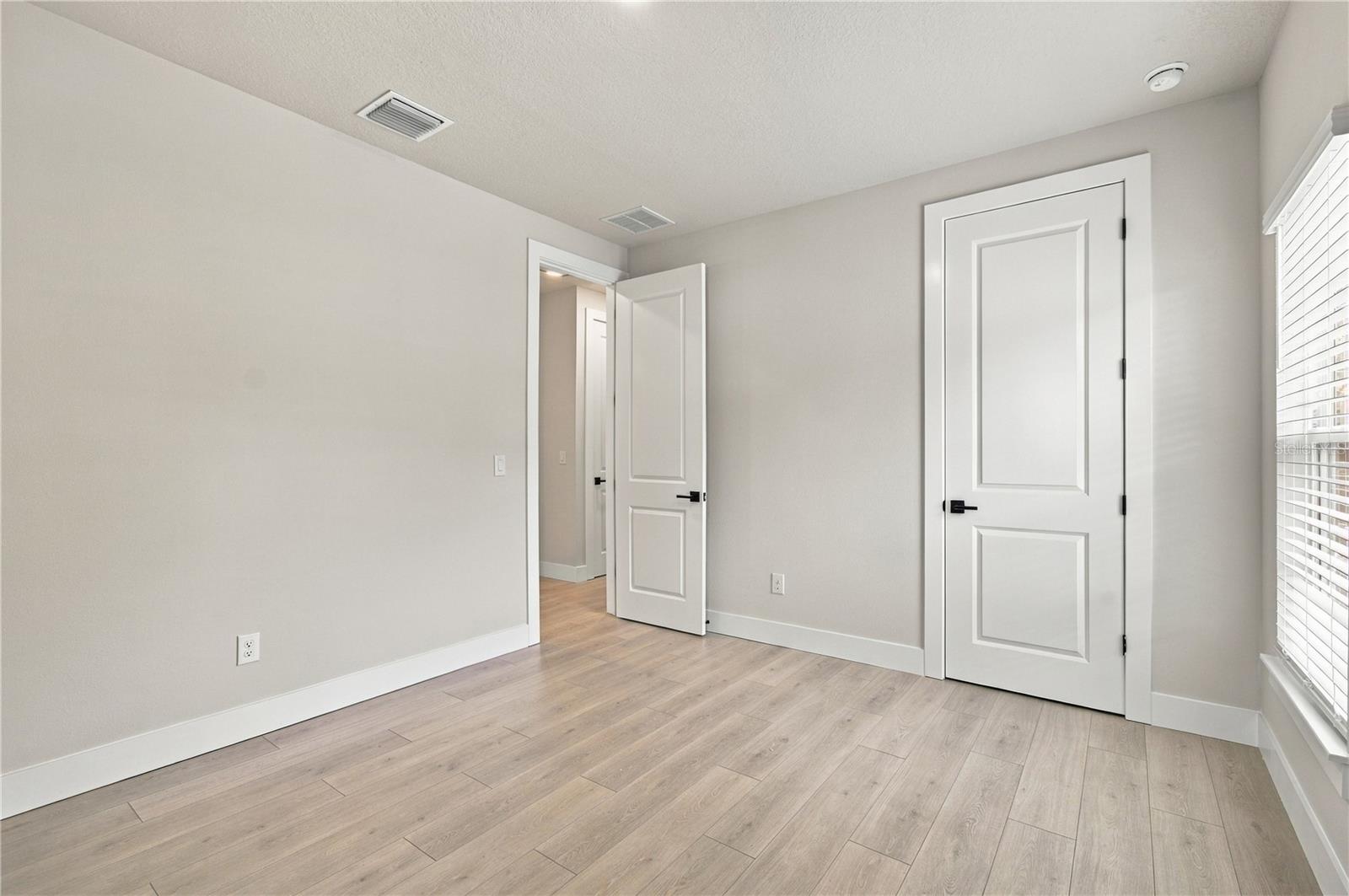 814 W ORIENT ST — photo 29