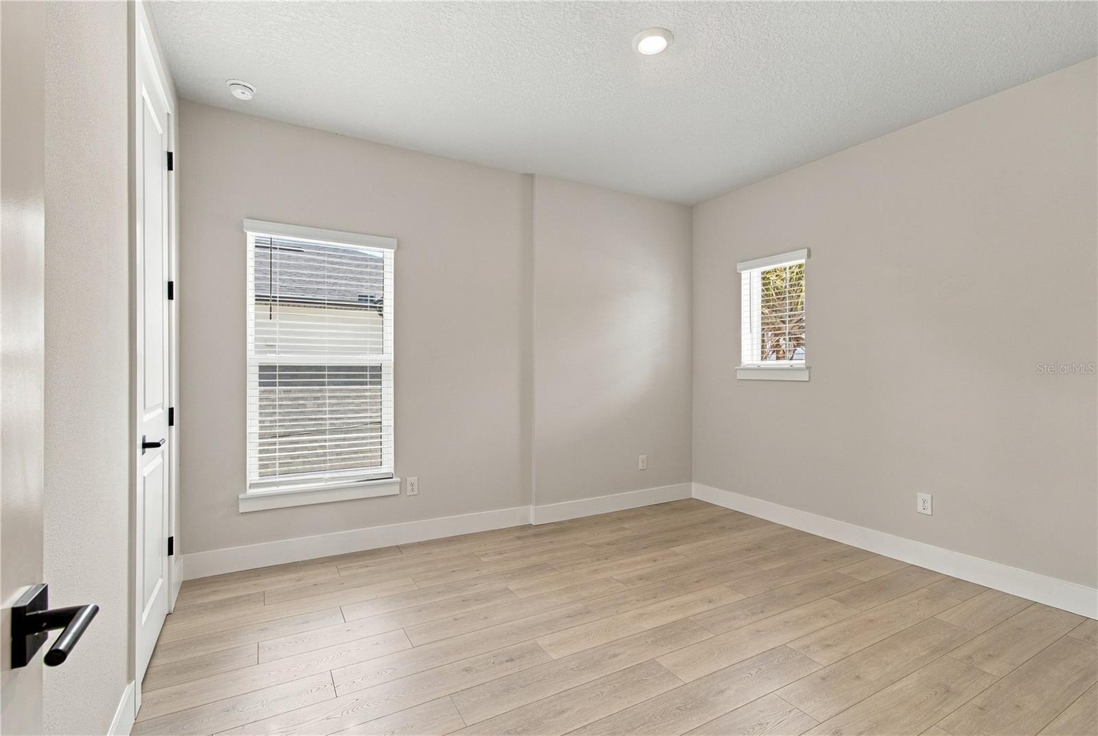 814 W ORIENT ST — photo 30