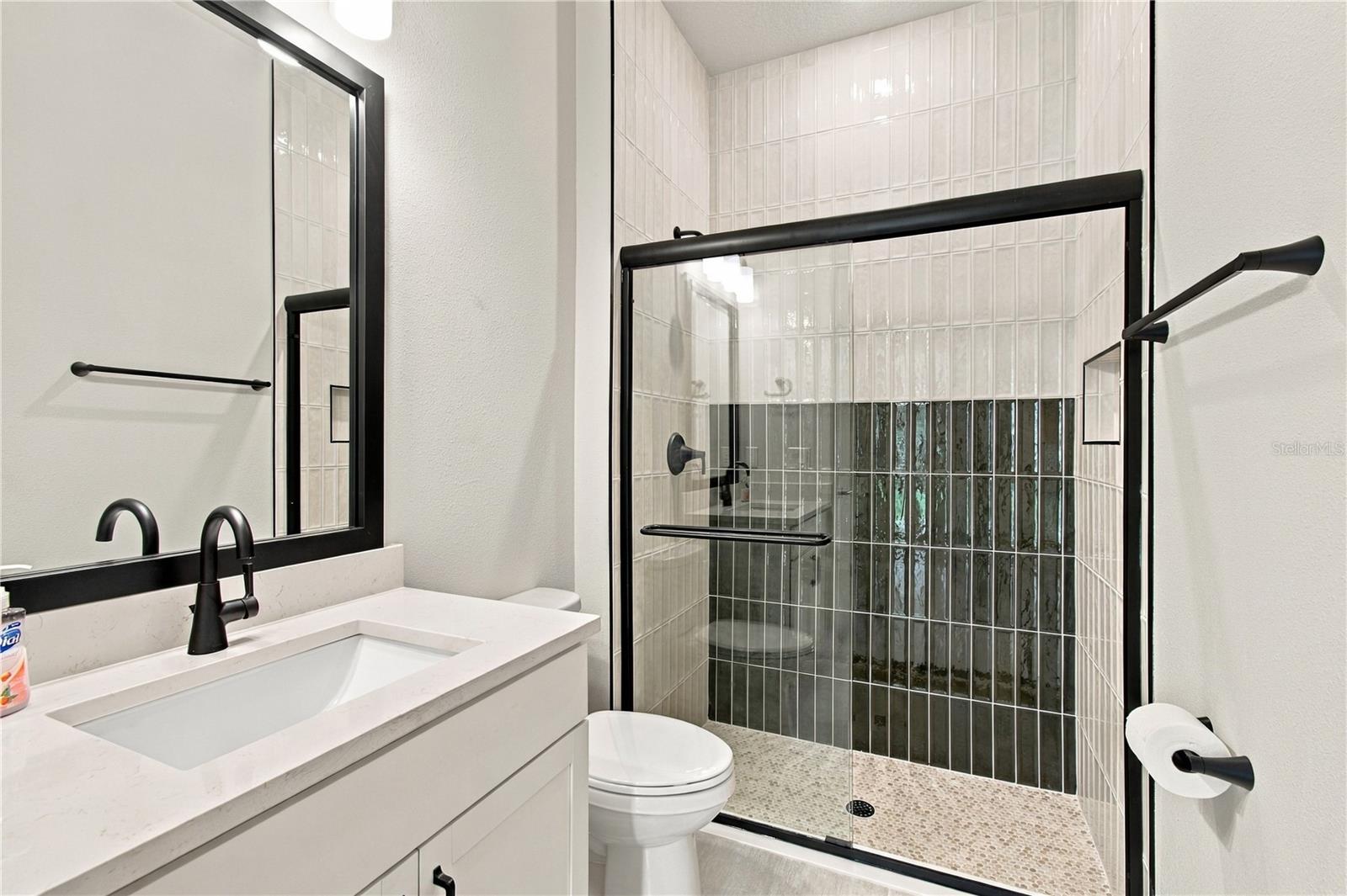 814 W ORIENT ST — photo 33