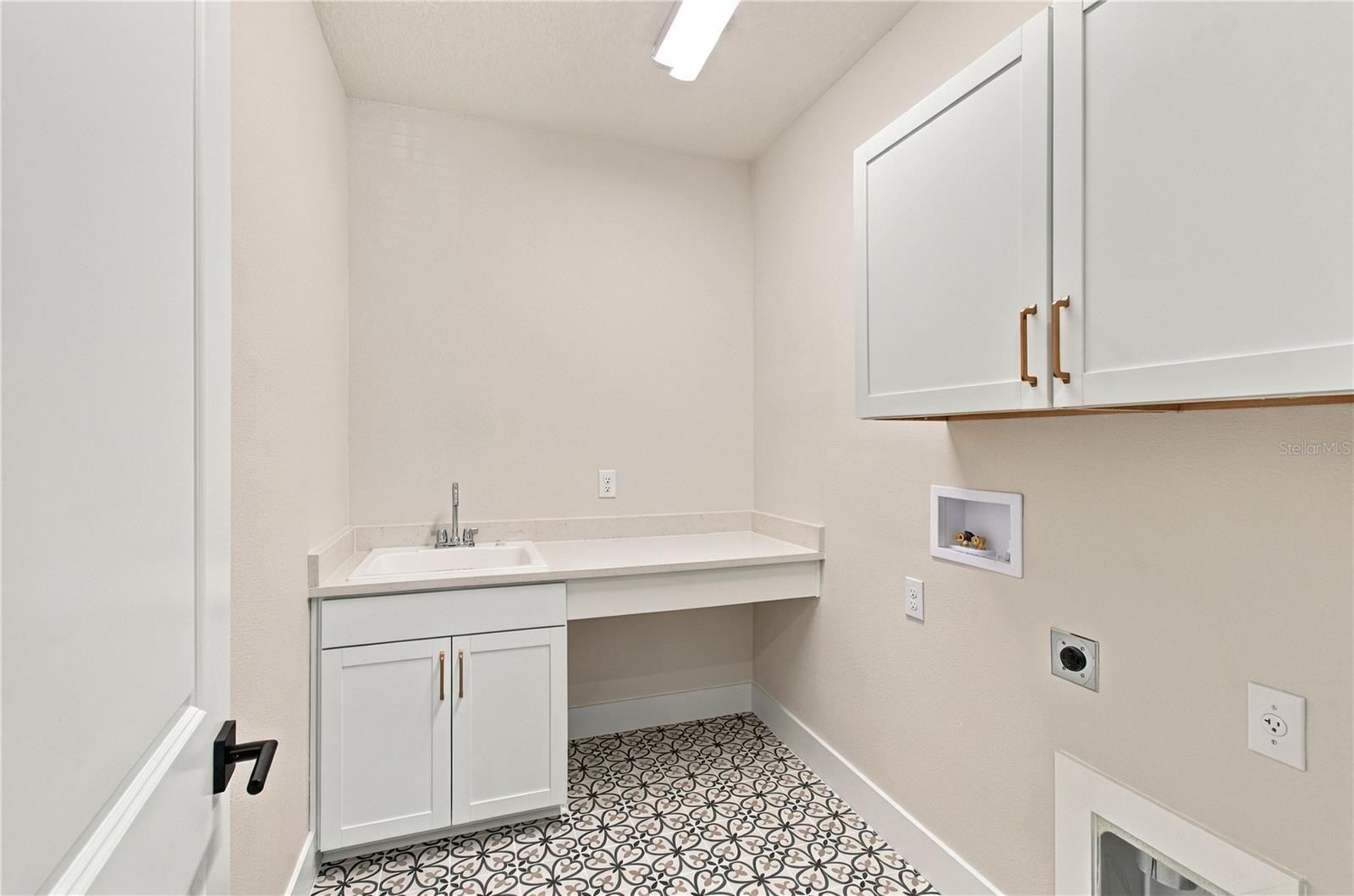 814 W ORIENT ST — photo 34