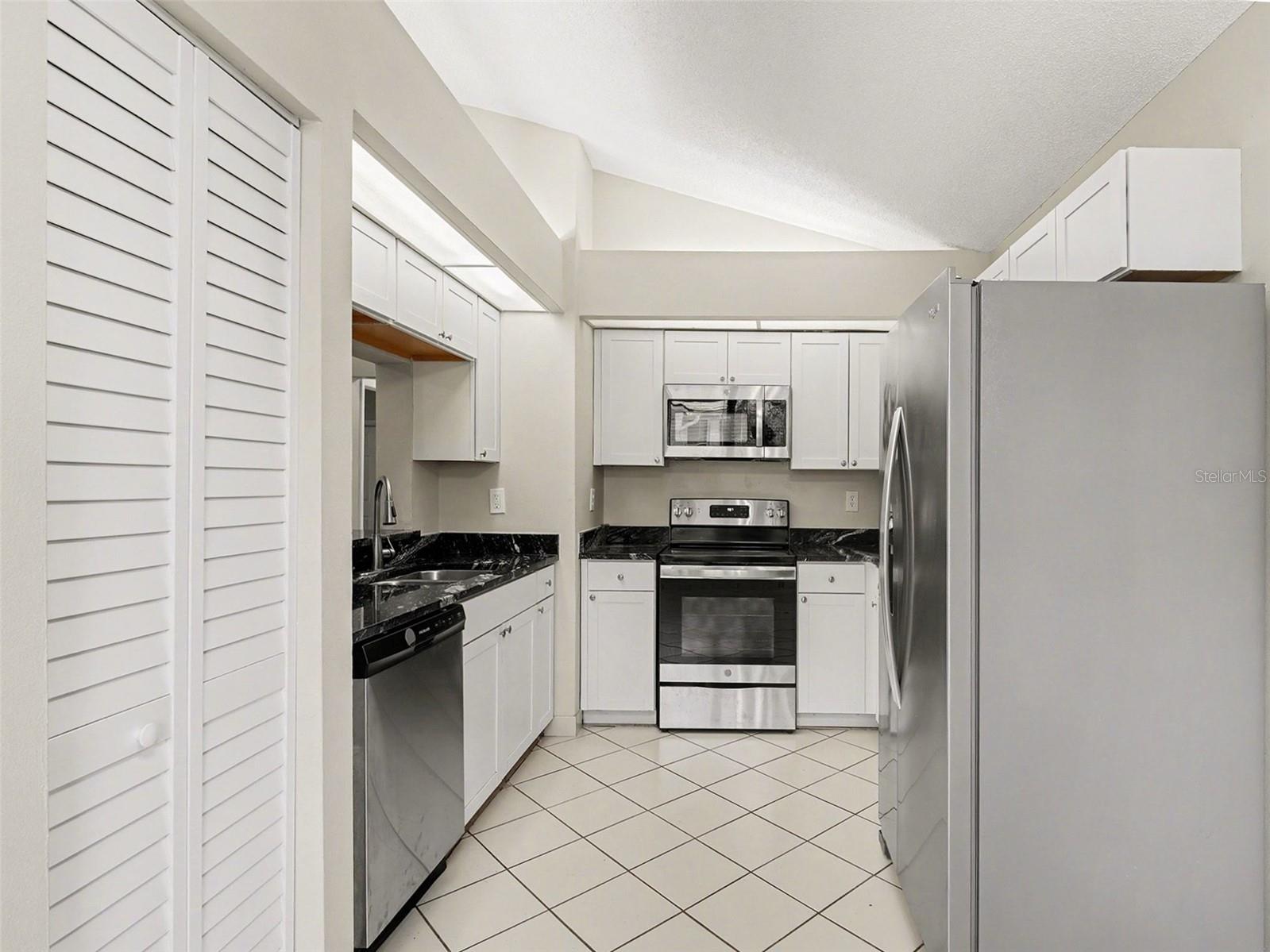 8211 COUNTRY OAKS CT — photo 7