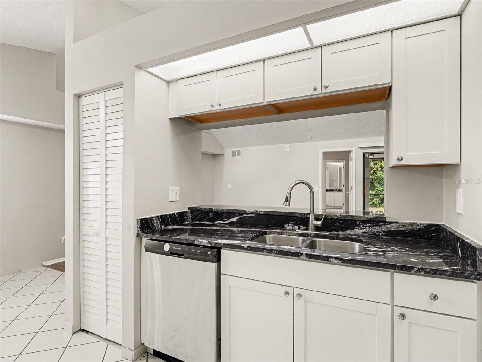8211 COUNTRY OAKS CT — photo 8