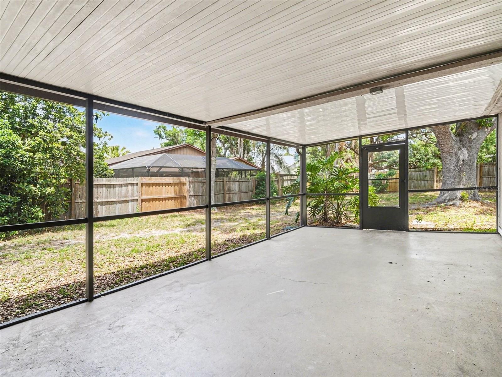 8211 COUNTRY OAKS CT — photo 17