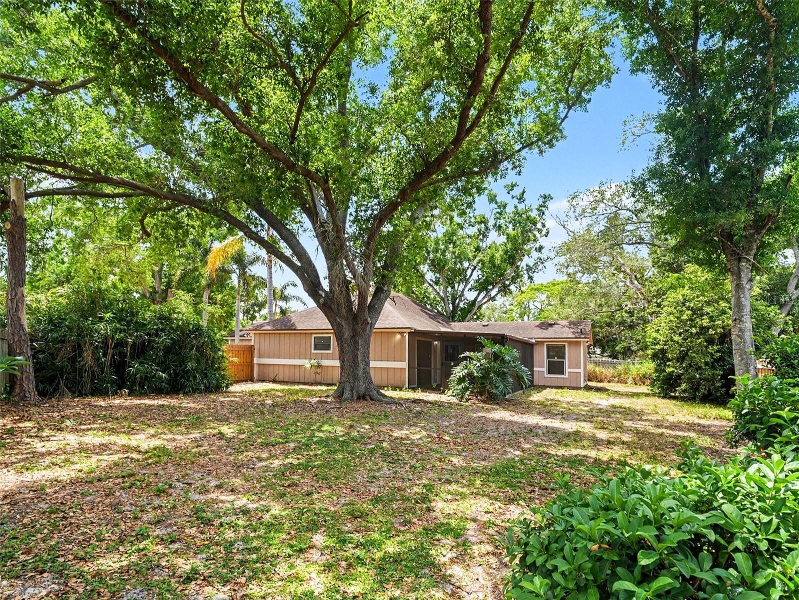 8211 COUNTRY OAKS CT — photo 21