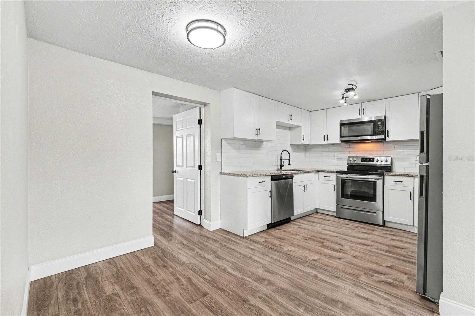 4113 KIBLER LN — photo 8