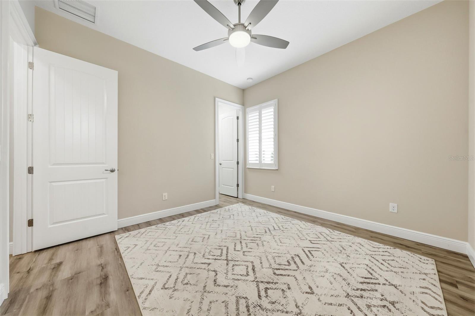 5066 GREENS DR — photo 34