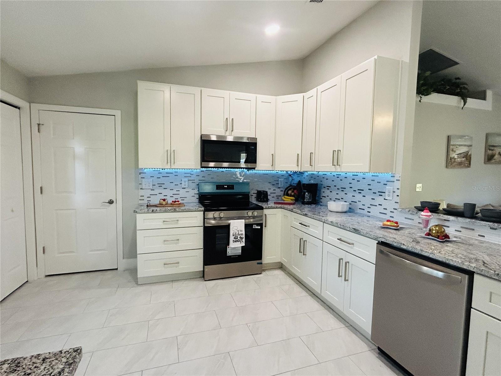 9709 SE SUNSET HARBOR RD — photo 6