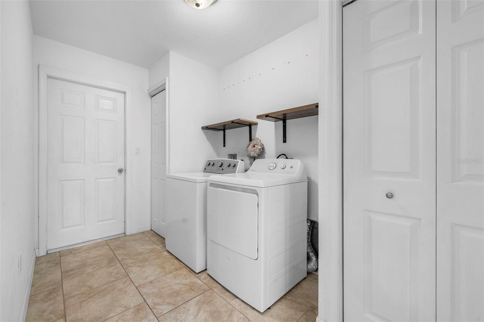209 BROADMOOR LN — photo 33