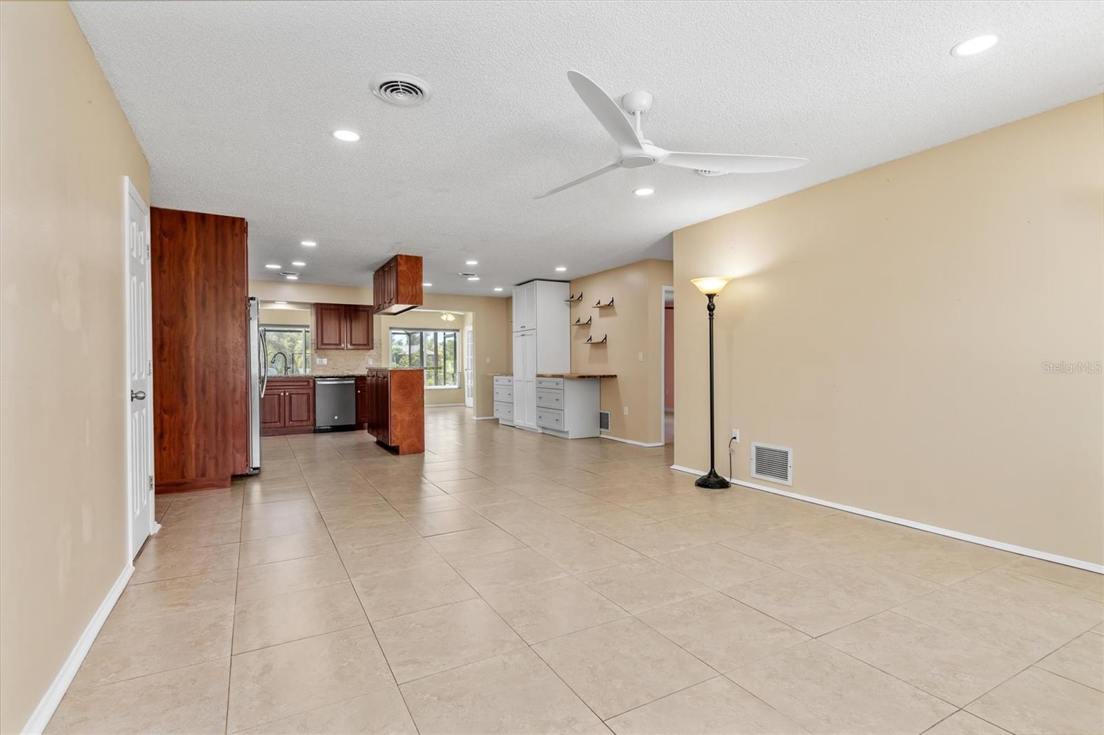 162 ANNAPOLIS LN — photo 4