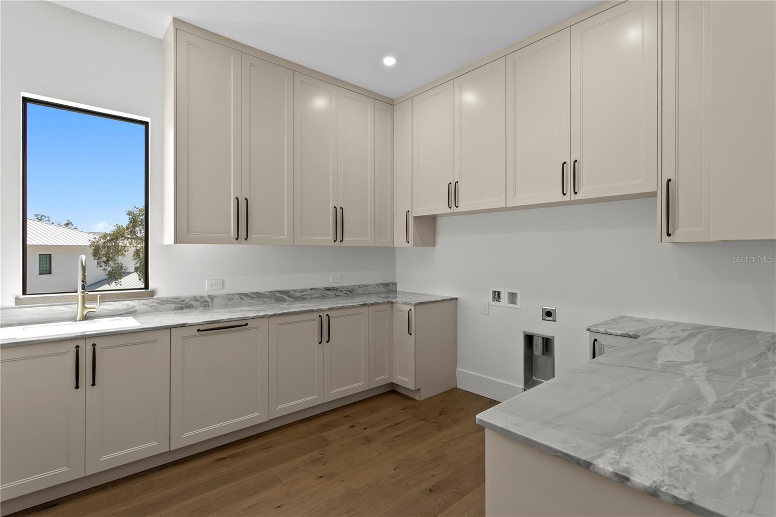 403 S BARBARA LN — photo 60