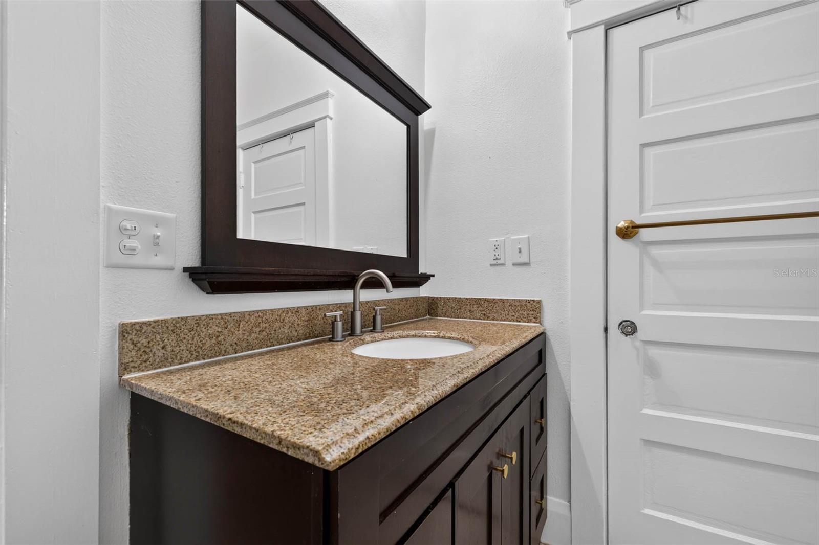 1407 S MOODY AVE — photo 20