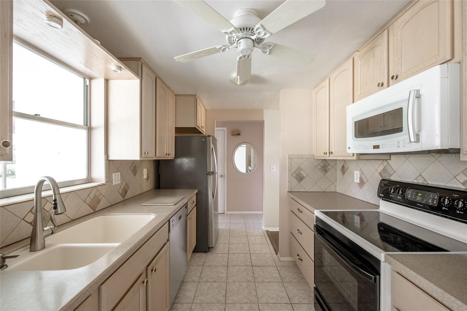 631 S BROADWAY — photo 17