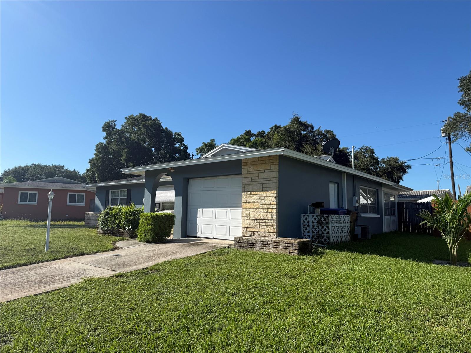568 HILLCREST DR — photo 2