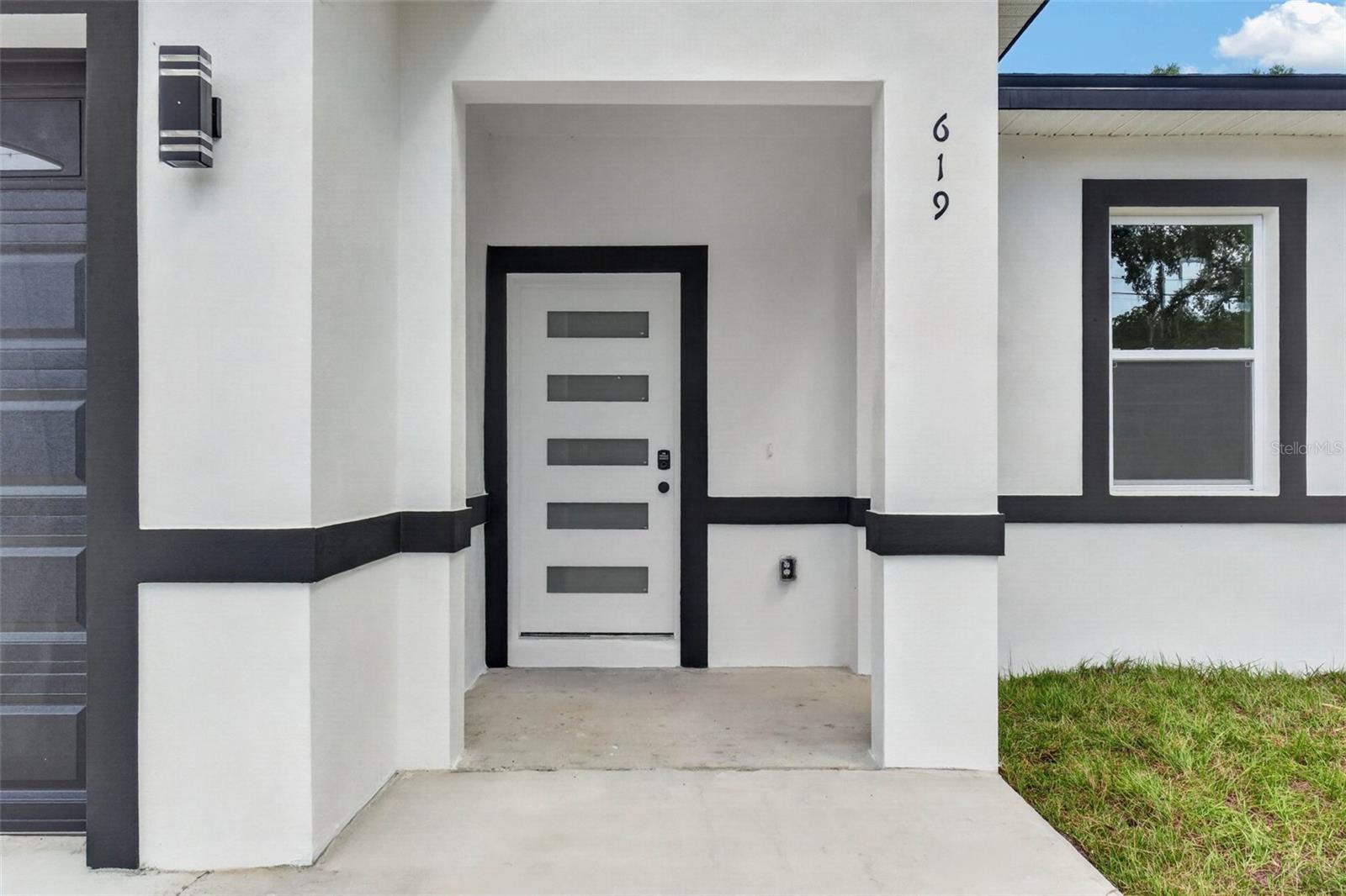 619 W VALENCIA ST — photo 3