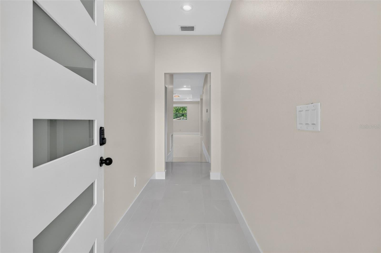619 W VALENCIA ST — photo 4