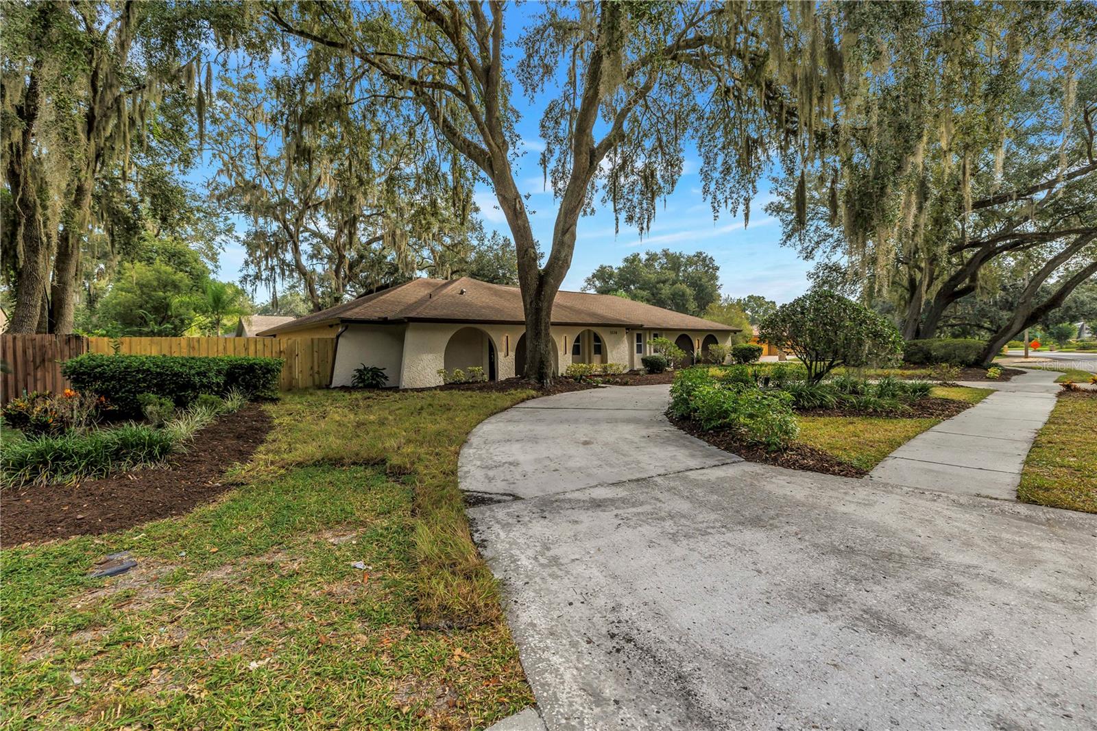 1116 N RIVERHILLS DR — photo 2