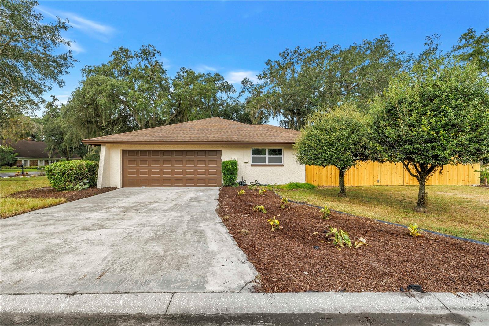 1116 N RIVERHILLS DR — photo 3