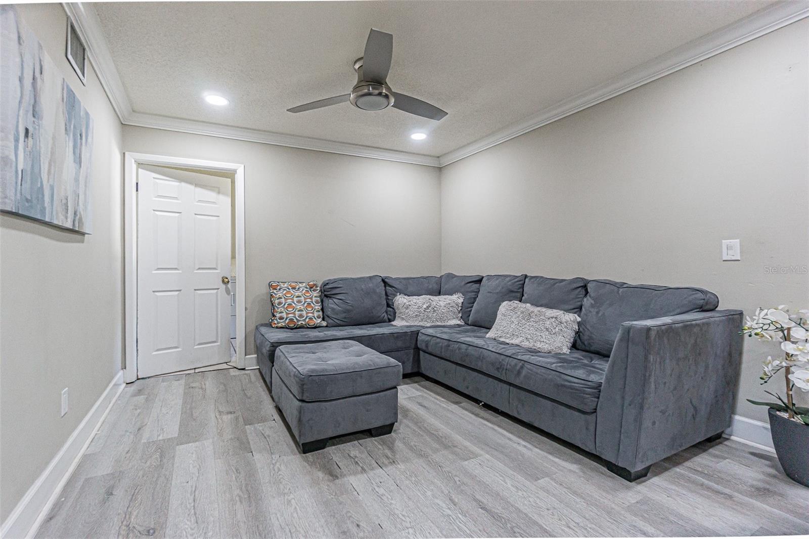 6811 MITCHELL CIR — photo 4