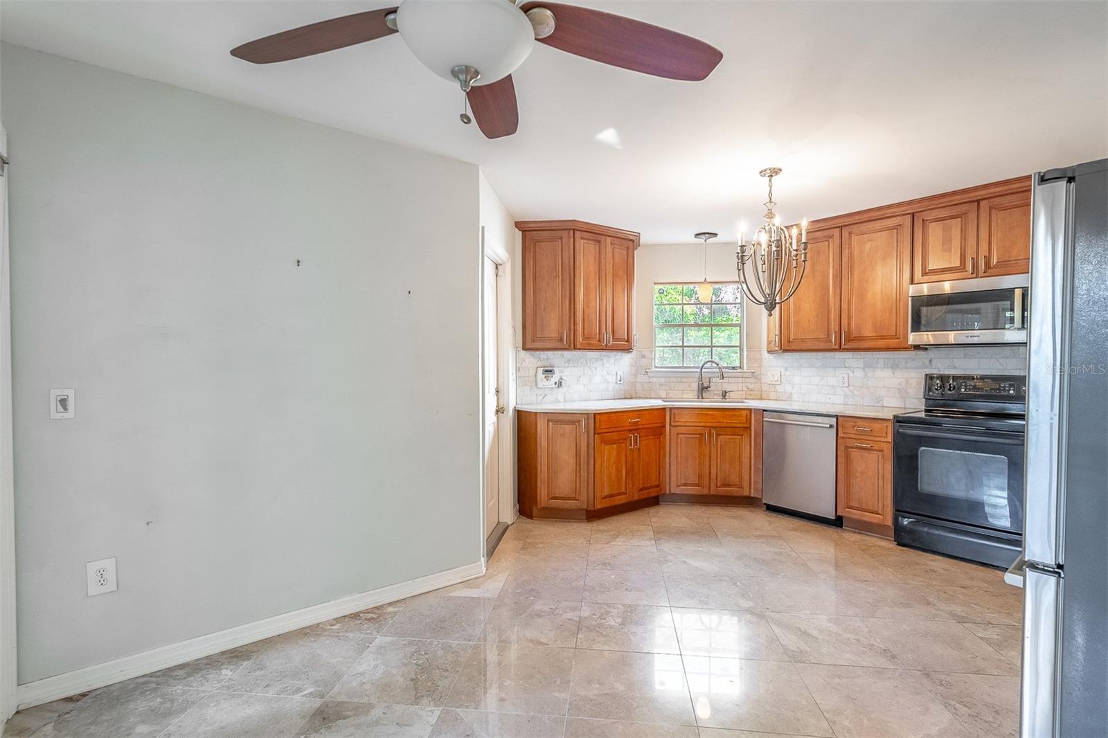 472 MAYFAIR CIR — photo 12