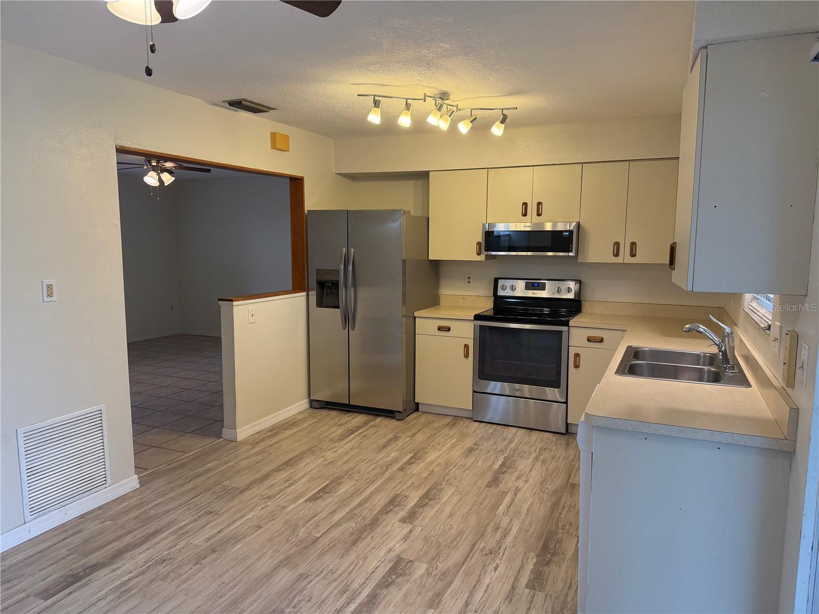 885 DARWIN RD — photo 4