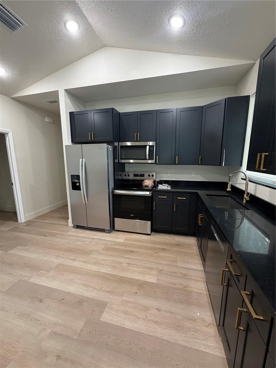 2352 ROSS ST — photo 2