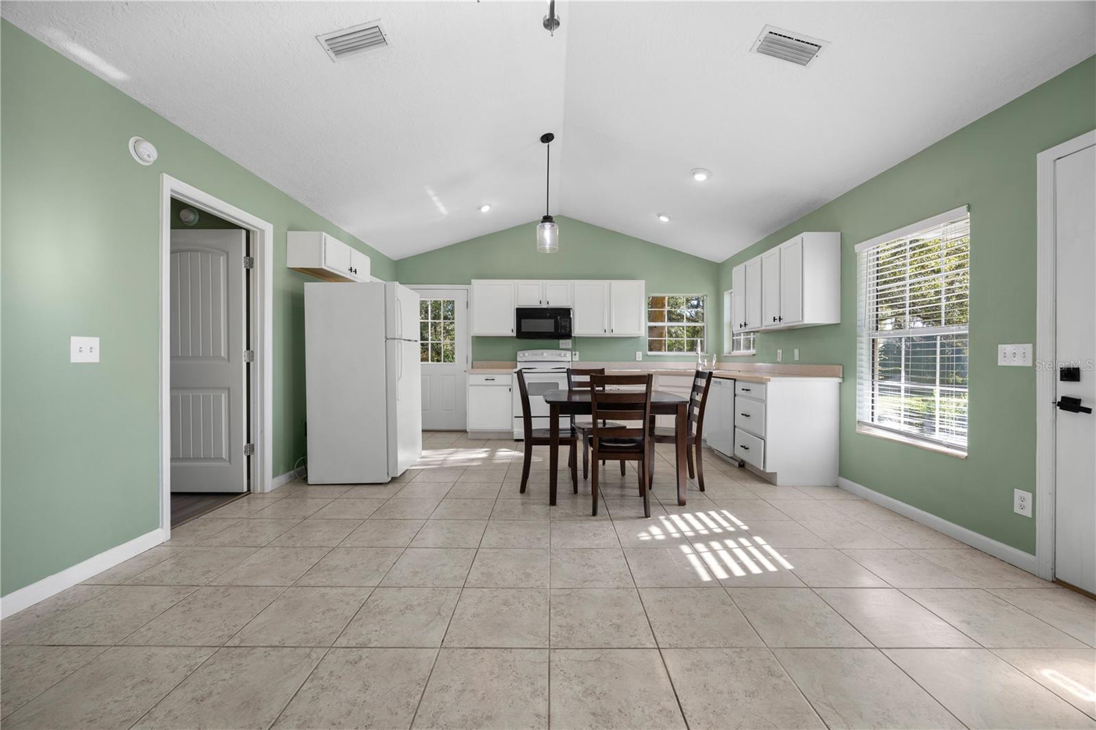389 SW KEMP CT — photo 2
