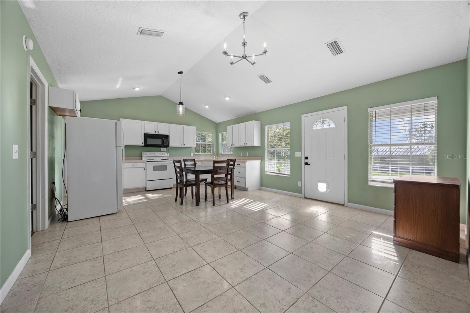 389 SW KEMP CT — photo 3