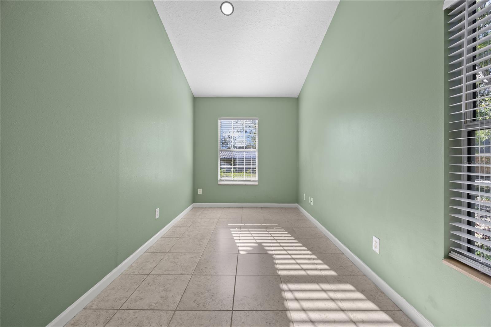 389 SW KEMP CT — photo 4