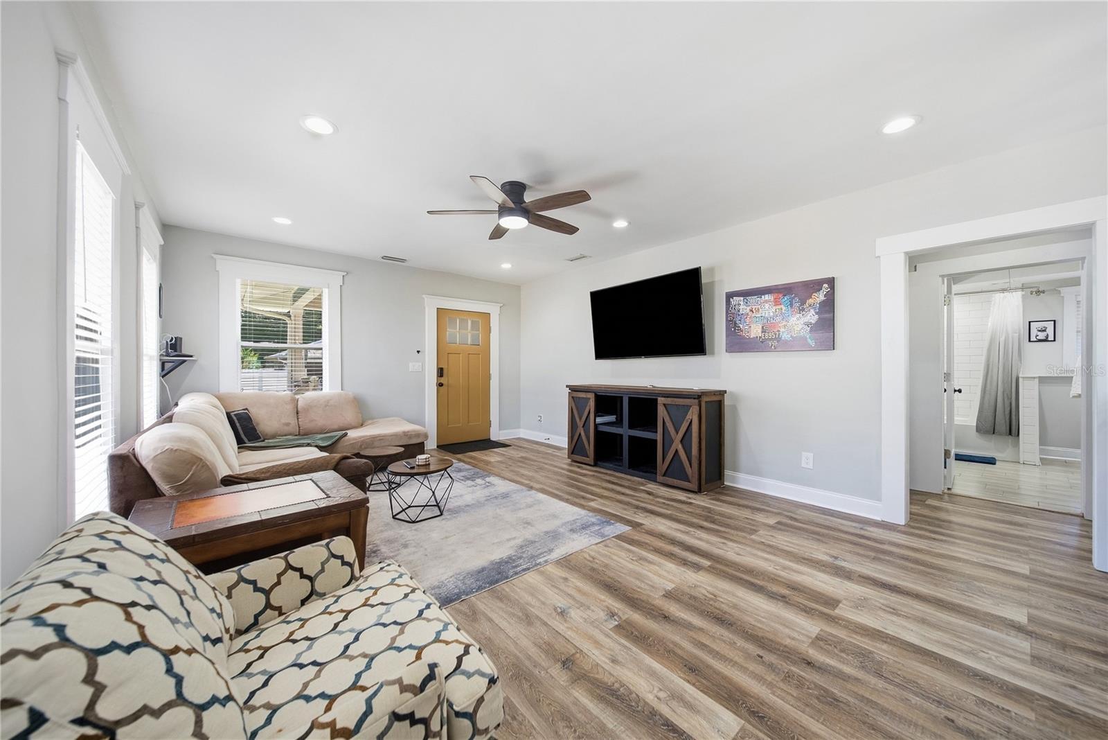 2910 N OLA AVE — photo 8
